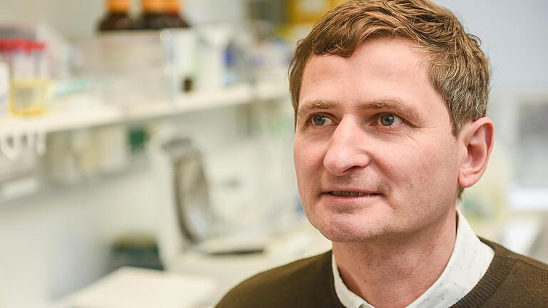 Professor Jörg Vogel ist Direktor des Instituts für Molekulare Infektionsbiologie (IMIB) an der Universität Würzburg und Leiter des Helmholtz-Instituts für RNA-basierte Infektionsforschung (HIRI).