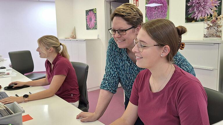 Ein gutes Team ist alles: Dr. Verena Becker (Mitte) beschäftigt acht medizinische Fachangestellte in ihrer Hausarzt-Praxis in Volkach, hier Xenia Beuerlein (rechts) und Julia Knoppe. Ein gutes Team ist alles: Dr. Verena Becker (Mitte) beschäftigt acht medizinische Fachangestellte in ihrer Hausarzt-Praxis in Volkach, hier Xenia Beuerlein (rechts) und Julia Knoppe.
