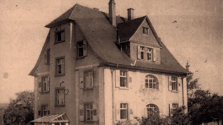 Zahlreiche Häuser und Wohnungen in der Stadt wurden von den US-Truppen als Unterkünfte beschlagnahmt – hier mit zwei Jeeps in der Wellenbergstraße. Zahlreiche Häuser und Wohnungen in der Stadt wurden von den US-Truppen als Unterkünfte beschlagnahmt – hier mit zwei Jeeps in der Wellenbergstraße.