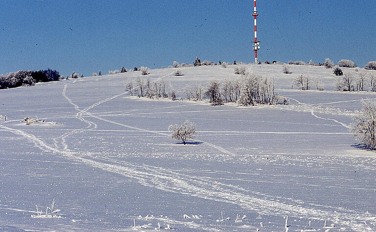 Auch im Winter kommt es immer wieder zu Störungen im Naturschutzgebiet. Hier zogen Langläufer&nbsp;ihre Spuren querfeldein am Heidelstein.&nbsp;