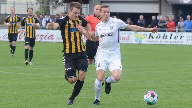 Handarbeit beim Fußball: Hofs Nico Schmidt (links) und der Karlburger Sebastian Fries.