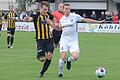 Handarbeit beim Fußball: Hofs Nico Schmidt (links) und der Karlburger Sebastian Fries.