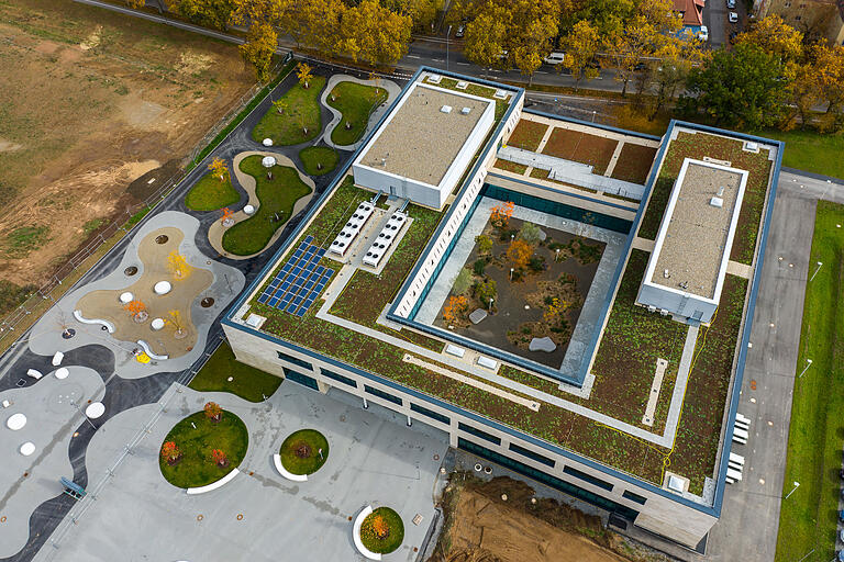 Begrünt und mit Photovoltaik: das erste Gebäude der FHWS auf dem Ledward-Campus. Die Photovoltaikanlage soll jetzt erweitert werden. Das Foto entstand 2020 bei der Einweihung. Begrünt und mit Photovoltaik: das erste Gebäude der FHWS auf dem Ledward-Campus. Die Photovoltaikanlage soll jetzt erweitert werden. Das Foto entstand 2020 bei der Einweihung. 