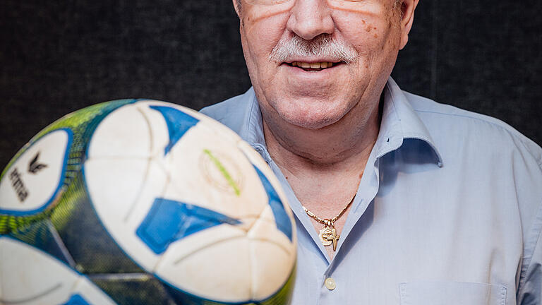 Dieter Hering ist ein wahrer Fußballfan, außerhalb der Arbeit trifft man ihn im Sportheim.       -  Dieter Hering ist ein wahrer Fußballfan, außerhalb der Arbeit trifft man ihn im Sportheim. Foto: Einrichtungshaus Angermüller