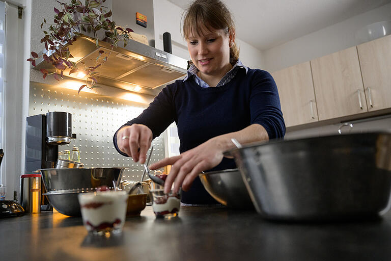 Landfrau Carolin Detsch vom Käthe-Hof in Riedenberg in der Küche in Aktion. Sie mag es, wenn es beim Kochen unkompliziert ist, schnell geht - und trotzdem schmeckt. Landfrau Carolin Detsch vom Käthe-Hof in Riedenberg in der Küche in Aktion. Sie mag es, wenn es beim Kochen unkompliziert ist, schnell geht - und trotzdem schmeckt.