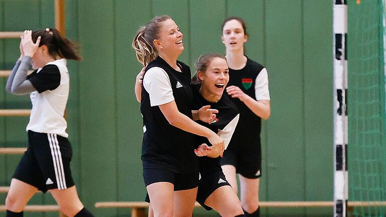 Jubel im Finale der Hallenfußball-Bezirksmeisterschaft der Frauen des Jahres 2023 in Karlstadt, in dem der FC Schweinfurt 05 den TSV Lohr mit 3:1 besiegte. Die Schweinfurterinnen (von links) Antonia Heider und und Vanessa Heider freuen sich über den Treffer zum 2:1. Jubel im Finale der Hallenfußball-Bezirksmeisterschaft der Frauen des Jahres 2023 in Karlstadt, in dem der FC Schweinfurt 05 den TSV Lohr mit 3:1 besiegte. Die Schweinfurterinnen (von links) Antonia Heider und und Vanessa Heider freuen sich über den Treffer zum 2:1.