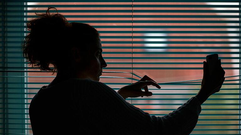 Zumeist werden Frauen Opfer von Stalking. Betroffene trauen sich oftmals nicht mehr alleine aus dem Haus. Zumeist werden Frauen Opfer von Stalking. Betroffene trauen sich oftmals nicht mehr alleine aus dem Haus.