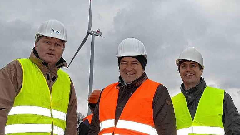 Informierten über die Baustelle: (von links): Hans-Gerhard Pfänder (Juvi), Erich Wust (Bürgerwindenergie Großbardorf-Sulzfeld) und Mathias Klöffel (einer der über 200 Gesellschafter).