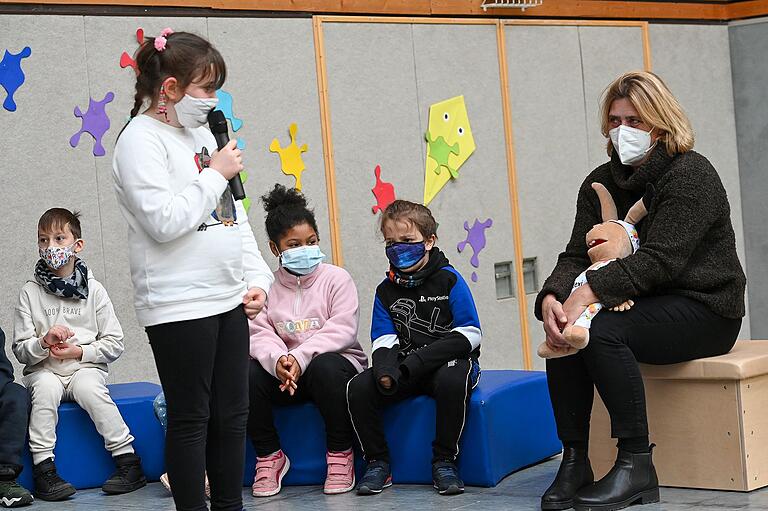 Kinder und eine Erzieherin der Grundschule Heuchelhof, wo die Aufktaktveranstaltung stattfand. Kinder und eine Erzieherin der Grundschule Heuchelhof, wo die Aufktaktveranstaltung stattfand.