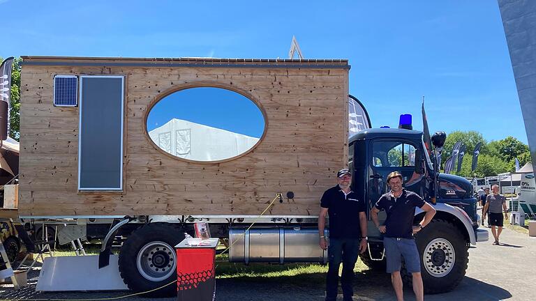 Wenn Thomas Nissen (l.) von 4Wheel24 und Thomas Scheimer von der Freiraum GmbH vor ihrem Reisemobil stehen, wird deutlich, wie groß das ehemalige Feuerwehr-Löschfahrzeug ist, das nun bewohnt werden kann. Foto: Charlotte Wittnebel-Schmitz       -  Wenn Thomas Nissen (l.) von 4Wheel24 und Thomas Scheimer von der Freiraum GmbH vor ihrem Reisemobil stehen, wird deutlich, wie groß das ehemalige Feuerwehr-Löschfahrzeug ist, das nun bewohnt werden kann. Foto: Charlotte Wittnebel-Schmitz