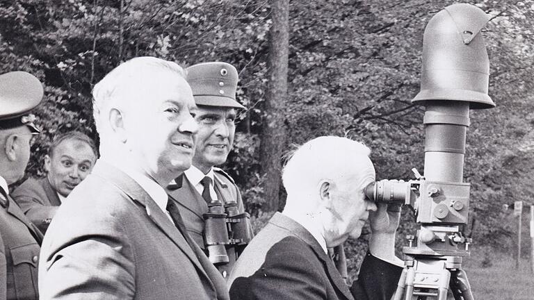 Bundespräsident Heinrich Lübke (am Fernglas), sowie Bayerns Ministerpräsident Alfons Goppel bei ihrem Besuch an der innerdeutschen Grenze 1965.