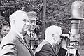 Bundespräsident Heinrich Lübke (am Fernglas), sowie Bayerns Ministerpräsident Alfons Goppel bei ihrem Besuch an der innerdeutschen Grenze 1965.