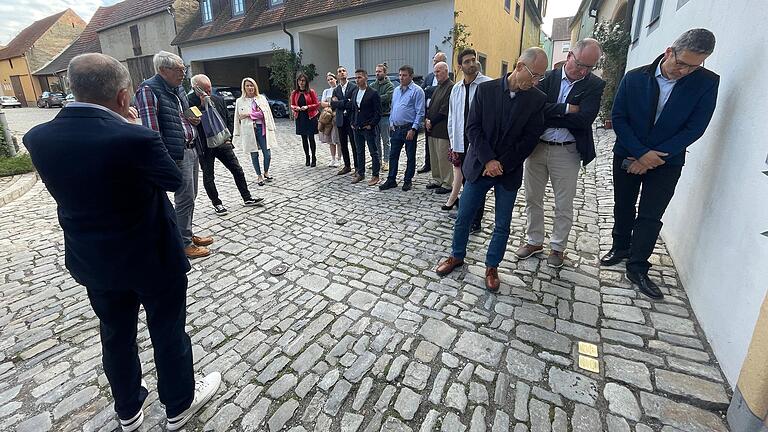 Mit großem Interesse schaute sich die Delegation Spuren jüdischer Vergangenheit in Prichsenstadt an.