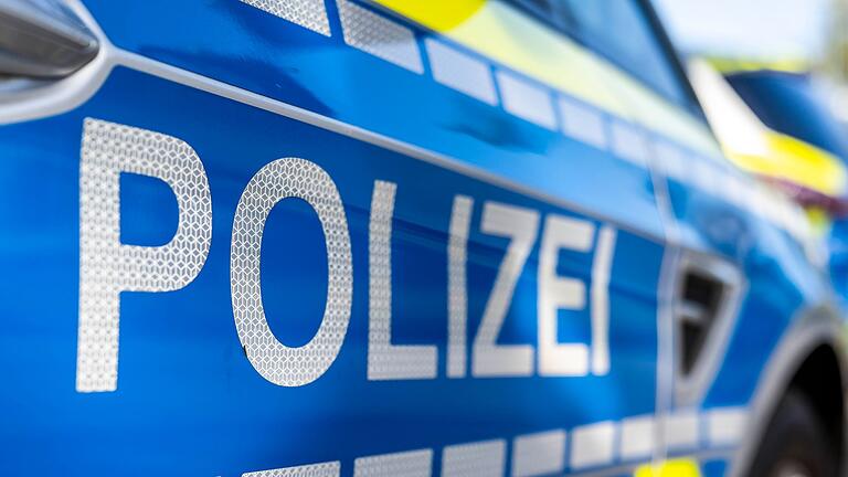 Symbolbild - Blaulicht - Insgesamt fünfmal hat die Polizei den 20-Jährigen ohne Führerschein erwischt. (Symbolbild) Symbolbild - Blaulicht - Insgesamt fünfmal hat die Polizei den 20-Jährigen ohne Führerschein erwischt. (Symbolbild)
