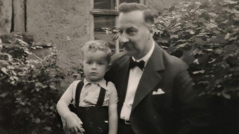 Gerhard Schmitt als Bub zusammen mit seinem Vater Karl auf einem Familienbild, vermutlich aus dem Jahr 1944. Der Uhrmachermeister wurde nach Kriegsende von den Amerikanern als Bürgermeister eingesetzt und hatte dieses Amt, nach der zwischenzeitlichen Wahl, bis 1952 inne. Trotz sorgfältiger Recherche konnte der Rechteinhaber des Bildes nicht ermittelt werden. Rechteinhaber werden gebeten, sich bei der Redaktion zu melden.