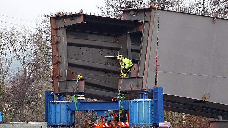 Die schwierigsten, weil größten Teile beim Transport sind die Seitenwände der Stahlbrücke, die hier gerade in Position gebracht und fixiert werden, damit die Bodenplatte und das Deckblech eingesetzt und alles miteinander verschweißt werden kann.