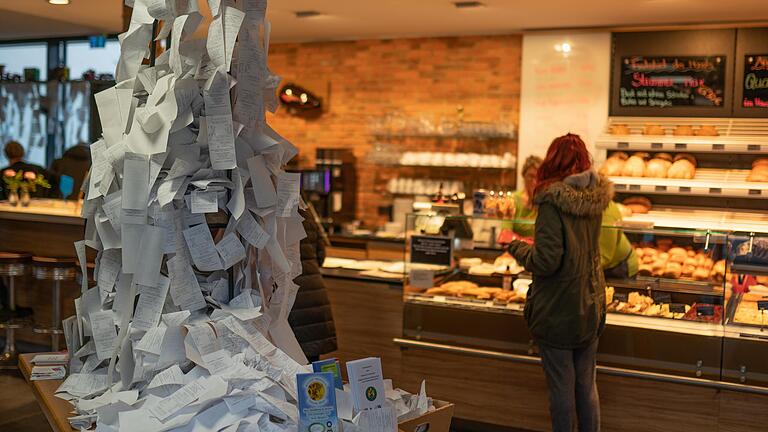 Kassenzettel-Aktion in Oberelsbach: Der Bon-Baum begrüßt die Kunden des Mühlencafés.