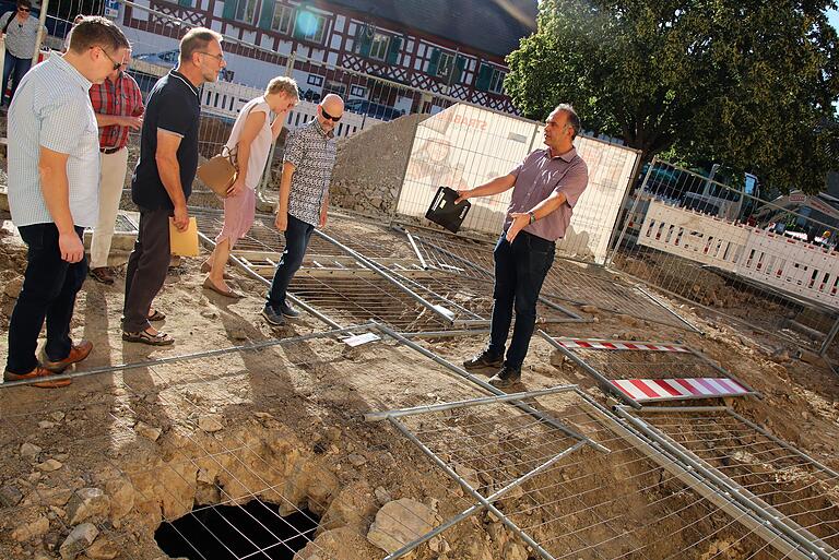 Bei einem Ortstermin am Dienstag erläuterte Bauleiter Dieter Blass (rechts) dem Schwarzacher Gemeinderat die Probleme und die Gründe für die Mehrkosten am Parkplatz vor dem Torhaus der Abtei Münsterschwarzach. Bei einem Ortstermin am Dienstag erläuterte Bauleiter Dieter Blass (rechts) dem Schwarzacher Gemeinderat die Probleme und die Gründe für die Mehrkosten am Parkplatz vor dem Torhaus der Abtei Münsterschwarzach.