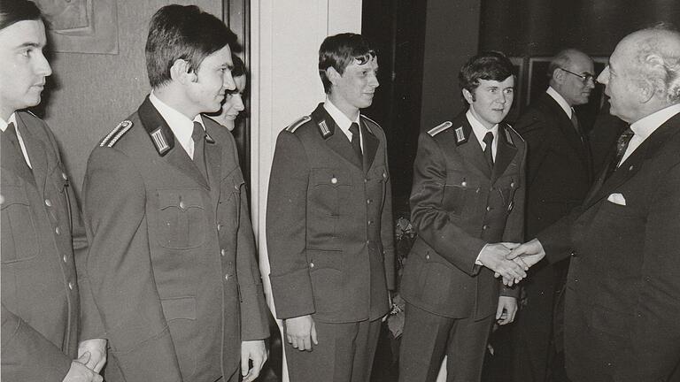 'Das war eine Ehre': Bundespräsident Walter Scheel bedankte sich mit einem Handschlag bei Klemens Damm, 1977 junger Polizist beim Bundesgrenzschutz, und seinen Kollegen, die im heißen Herbst für den Schutz des Staatsoberhaupts zuständig waren. 'Das war eine Ehre': Bundespräsident Walter Scheel bedankte sich mit einem Handschlag bei Klemens Damm, 1977 junger Polizist beim Bundesgrenzschutz, und seinen Kollegen, die im heißen Herbst für den Schutz des Staatsoberhaupts zuständig waren.