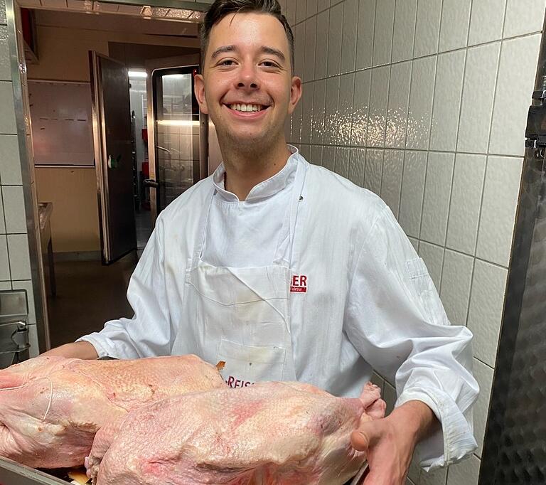 Gänsebraten: Justin Dappert vom Zehnthof in Nordheim bereitet die Vögel vor.