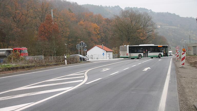 Die Linksabbiegerspur auf der B 26 nach Gambach ist fertig.