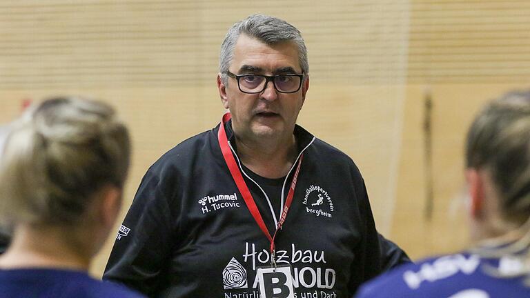 Trainer Harun Tucovic und seine Bergtheimer Handballerinnen spielen in dieser Saison in der Frauen-Bayernliga im nicht von allen geliebten Play-off-Modus.