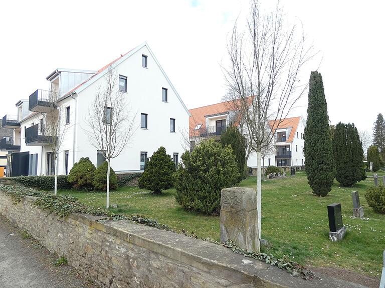 Die drei neuen Gebäude in der Friedhofstraße bieten Eigentumswohnungen in verschiedenen Größen. Das vordere Gebäude wird das MVZ Mainfranken Stefan Schlicht und Partner aufnehmen.