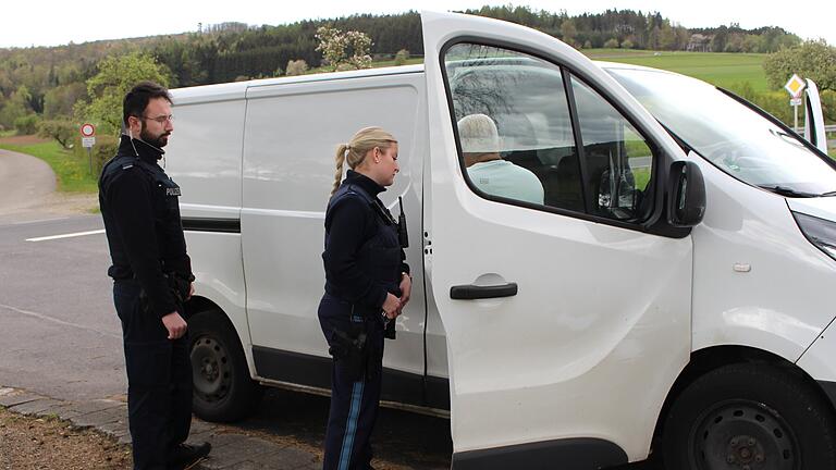 Polizisten aus Bayern und Hessen kontrollieren einen Paketzusteller. Der Fall geht glimpflich aus.       -  Polizisten aus Bayern und Hessen kontrollieren einen Paketzusteller. Der Fall geht glimpflich aus.