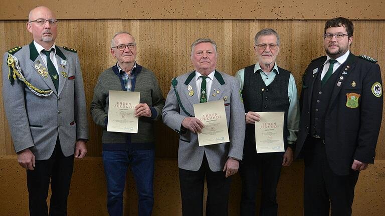 Auf dem Bild (von links): 1. Schützenmeister Peter Sopp, Gregor Leusser, Julius Liebenstein, Joachim Nätscher, 1. Gauschützenmeister Andreas Kleineberg. Auf dem Bild (von links): 1. Schützenmeister Peter Sopp, Gregor Leusser, Julius Liebenstein, Joachim Nätscher, 1. Gauschützenmeister Andreas Kleineberg. 
