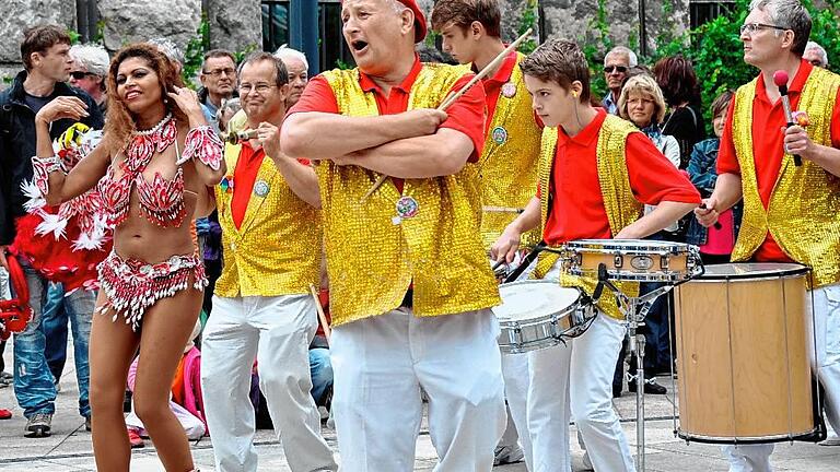 Wolfgang Link in seinem Element mit seiner 1995 gegründeten Sambagruppe &bdquo;Os Peixes do Samba&ldquo;.