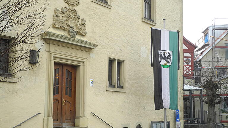 Trauer in Arnstein nach Fund von sechs Toten       -  Trauerflor hängt an einer Stadtfahne vor dem Arnsteiner Rathaus.