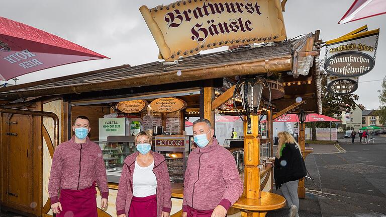 Hatten viel Zeit zwischendurch auch mal selber einen Kaffee zu trinken oder eine Wurst zu essen. Ardi Bersiha und das Ehepaar Gylere und Vesel Thaqi sind das Team vom auf der Ufra vertretenen Bratwurst-Häusle. In der Stadt sind sie in der Lange Zehntstraße (ehemals Antlitz) zu finden. Die Kundenfrequenz am ersten Messetag erlebten sie als 'sehr sehr ruhig'.