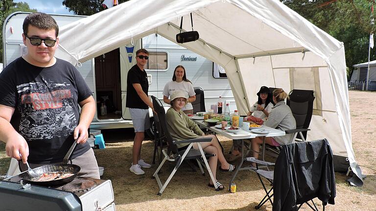 Häuslich eingerichtet und viel Spaß haben sechs junge Leute aus Schlüchtern auf dem Campingplatz Mainufer.