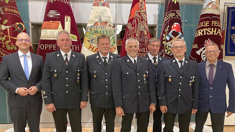Ehrungen für 50 Jahre aktiven Dienst standen beim Feuerwehr-Empfang der Stadt Bad Kissingen an: (von links) OB Dirk Vogel, Konrad Kiesel, Gerhard Hering, Thomas Hieke, Josef Büttner, Thomas Schlembach, stellvertretender Landrat Emil Müller. - Ehrungen für 50 Jahre aktiven Dienst standen beim Feuerwehr-Empfang der Stadt Bad Kissingen an: (von links) OB Dirk Vogel, Konrad Kiesel, Gerhard Hering, Thomas Hieke, Josef Büttner, Thomas Schlembach, stellvertretender Landrat Emil Müller. Ehrungen für 50 Jahre aktiven Dienst standen beim Feuerwehr-Empfang der Stadt Bad Kissingen an: (von links) OB Dirk Vogel, Konrad Kiesel, Gerhard Hering, Thomas Hieke, Josef Büttner, Thomas Schlembach, stellvertretender Landrat Emil Müller. - Ehrungen für 50 Jahre aktiven Dienst standen beim Feuerwehr-Empfang der Stadt Bad Kissingen an: (von links) OB Dirk Vogel, Konrad Kiesel, Gerhard Hering, Thomas Hieke, Josef Büttner, Thomas Schlembach, stellvertretender Landrat Emil Müller.