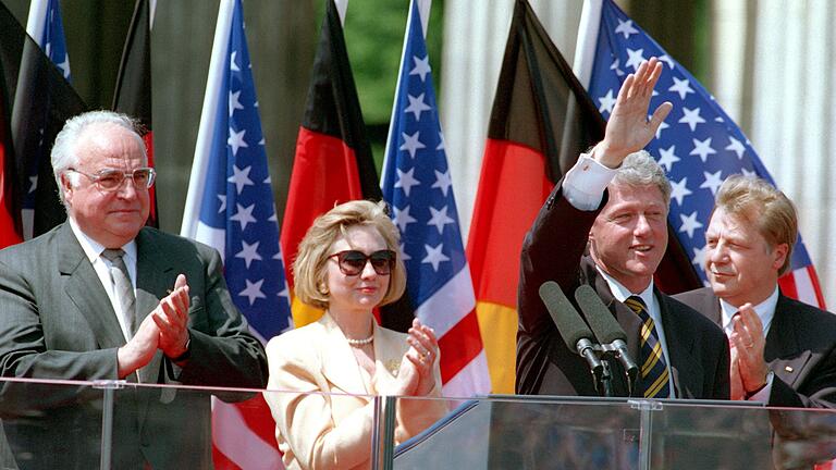 Bill Clinton vor dem Brandenburger Tor - Clinton ist der erste US-Präsident nach dem Mauerfall in Ost-Berlin. (Archivbild) Bill Clinton vor dem Brandenburger Tor - Clinton ist der erste US-Präsident nach dem Mauerfall in Ost-Berlin. (Archivbild)