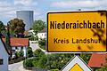 Kernkraftwerk Isar 2       -  Im Jahr 2025 sollen sieben Castor-Behälter in das Atommüll-Zwischenlager nach Niederaichbach transportiert werden.
