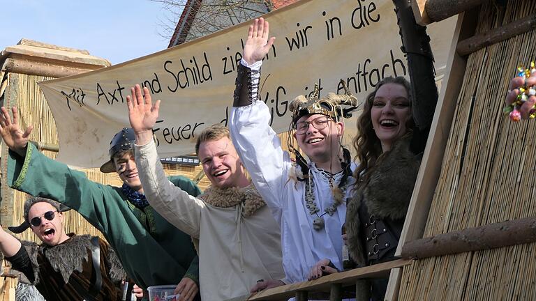 Die KjG Wonfurt führte den Faschingszug als Wikinger mit ihrem Schlachtschiff an. Die KjG Wonfurt führte den Faschingszug als Wikinger mit ihrem Schlachtschiff an.