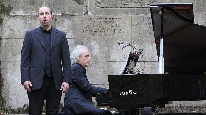 Vor der besonderen Kulisse des Minnesängerplatzes im Landschaftspark Bettenburg bot Sänger Eric Fergusson mit Pianist Helmut Schmitt vertonte Gedichte von Friedrich Rückert dar.