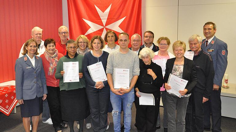 Malteser Stadtbeauftragter Joachim Gold (rechts) und seine Stellvertreterin Heike Fleischmann (links) ehrten zahlreiche Mitglieder für ihre jahrelanges ehrenamtliches Engagement in den verschiedenen Diensten der Hilfsorganisation.