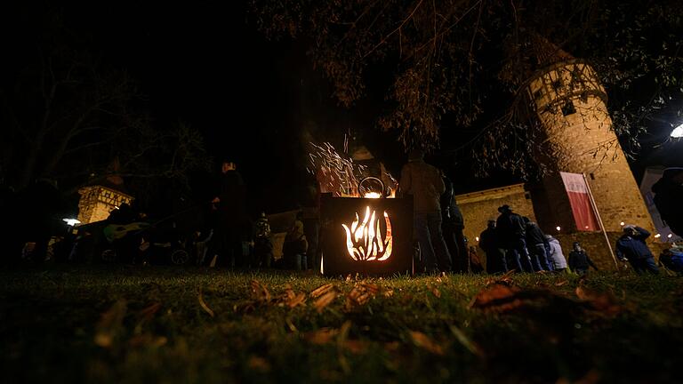 Zahlreiche Menschen besuchen am Samstag die Veranstaltung 'Kirchenburg in Flammen' in Ostheim vor der Rhön. An Feuerstellen konnte man sich aufwärmen, das Wetter spielte in diesem Jahr mit.