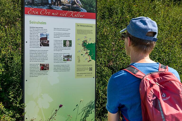 An der Aussichtskanzel informieren verschiedene Tafeln über Wein, Landschaft und das 'Weinparadies Franken'. An der Aussichtskanzel informieren verschiedene Tafeln über Wein, Landschaft und das 'Weinparadies Franken'.