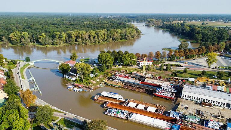 Hochwasser in Polen       -  Die Oder bei der Stadt Nowa Sol in der Woiwodschaft Lebus. Auch hier werden Vorkehrungen für das Hochwasser getroffen.