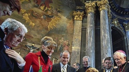 Die irische Ministerpräsidentin Mary McAleese (sitzend) trägt sich im Dom ins Goldene Buch der Stadt Würzburg ein.