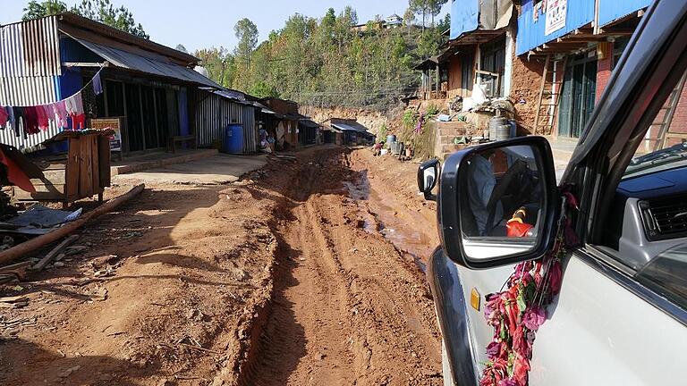 Schwieriges Gelände. Eine Dorfstraße in Nepal.