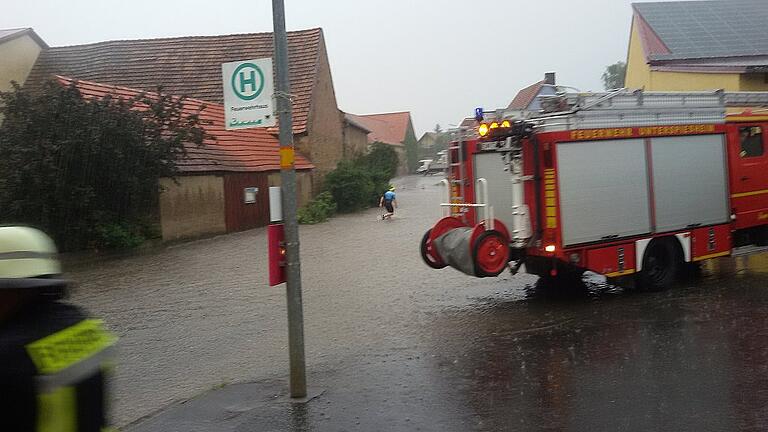 Der Mensch gegen das Element. Die Feuerwehr kämpft gegen das Hochwasser in Unterspiesheim. Der Mensch gegen das Element. Die Feuerwehr kämpft gegen das Hochwasser in Unterspiesheim.