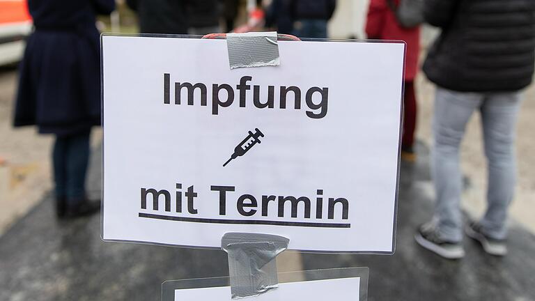 Die Menschen stehen Schlange bei den Sonderimpfaktionen. Um künftig lange Wartezeiten zu vermeiden, ist im Landkreis Haßberge bis auf weiteres eine Terminvereinbarung erforderlich. Die Menschen stehen Schlange bei den Sonderimpfaktionen. Um künftig lange Wartezeiten zu vermeiden, ist im Landkreis Haßberge bis auf weiteres eine Terminvereinbarung erforderlich.