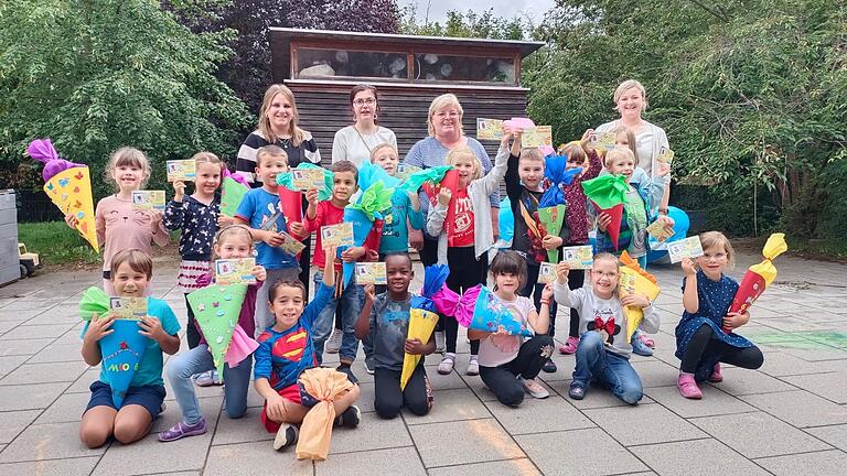 Stolz halten die ABC-Schützen ihre selbstgebastelten Schultüten und Scherenführerscheine in der Hand.