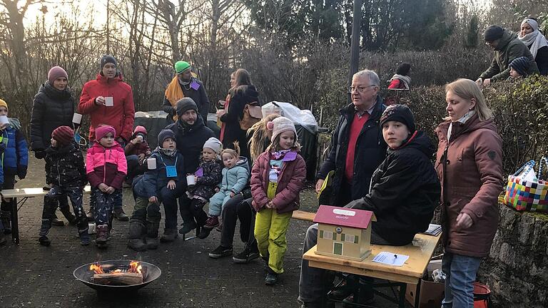 Waldspaziergang im Advent für Kinder.