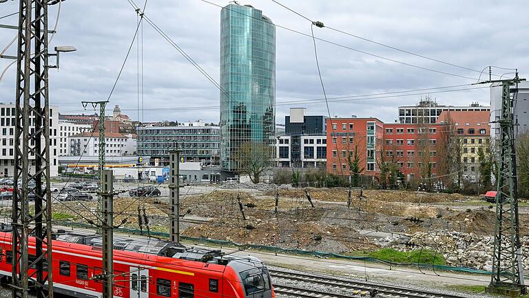 Der geplante Standort für die Multifunktionsarena östlich der Grombühlbrücke in Würzburg. Im Hintergrund der Hotelturm an der Schweinfurter Straße.