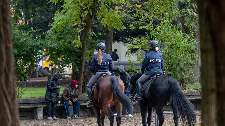 Vorstellung Maßnahmen für mehr Sicherheit im Botanischen Garten       -  Berittene Polizeistreifen gibt es nun auch im Alten Botanischen Garten.